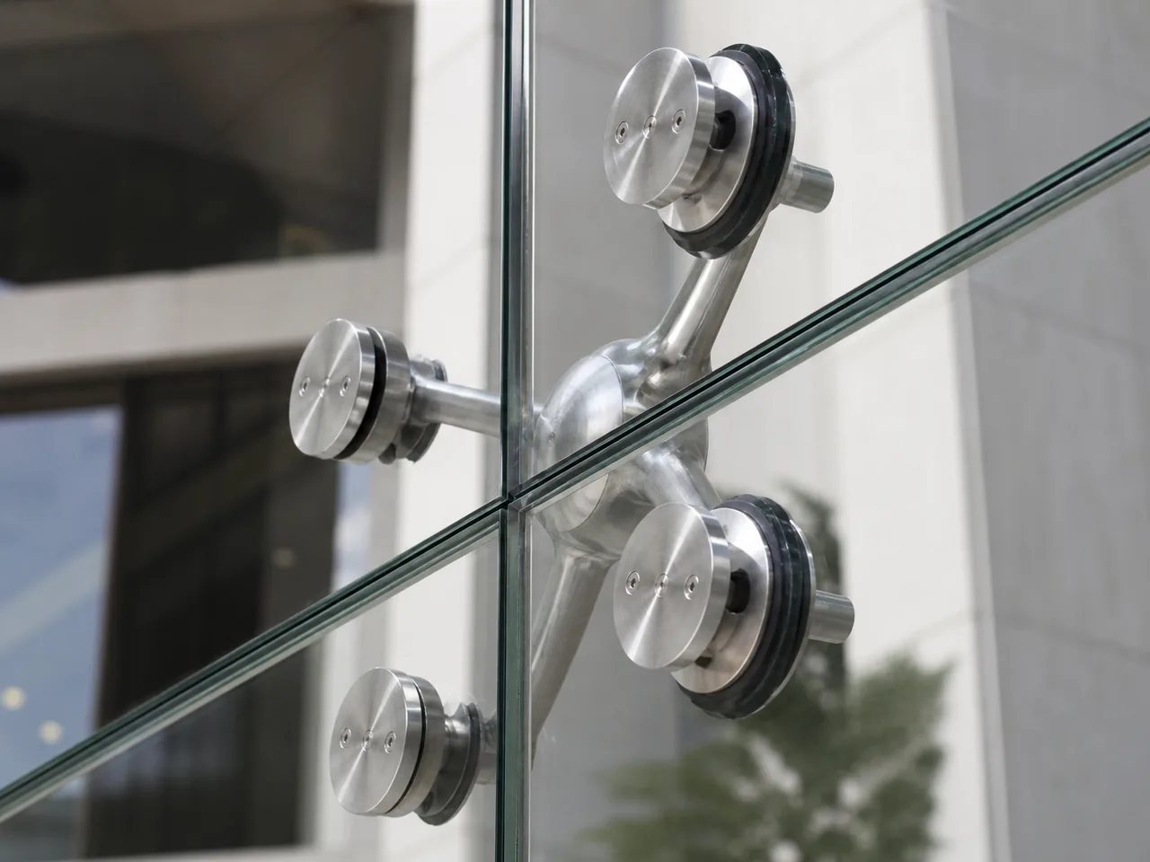 Detalhe de ferragem em aco inox 304 e 316 para instalacao de vidro no Distrito Federal
