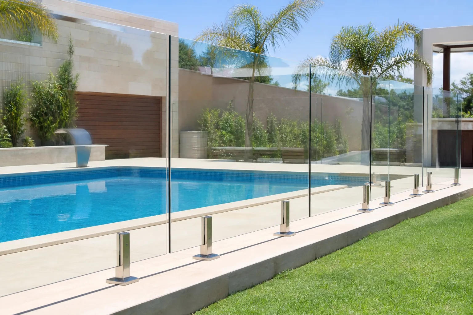 Guarda-corpo de vidro para piscina em residencia no Gama DF
