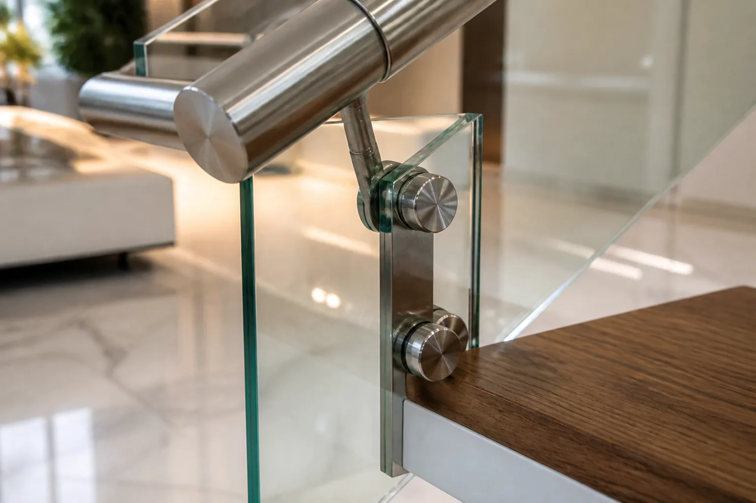 Detalhe de fixacao em escada de vidro e inox com acabamento premium no Distrito Federal