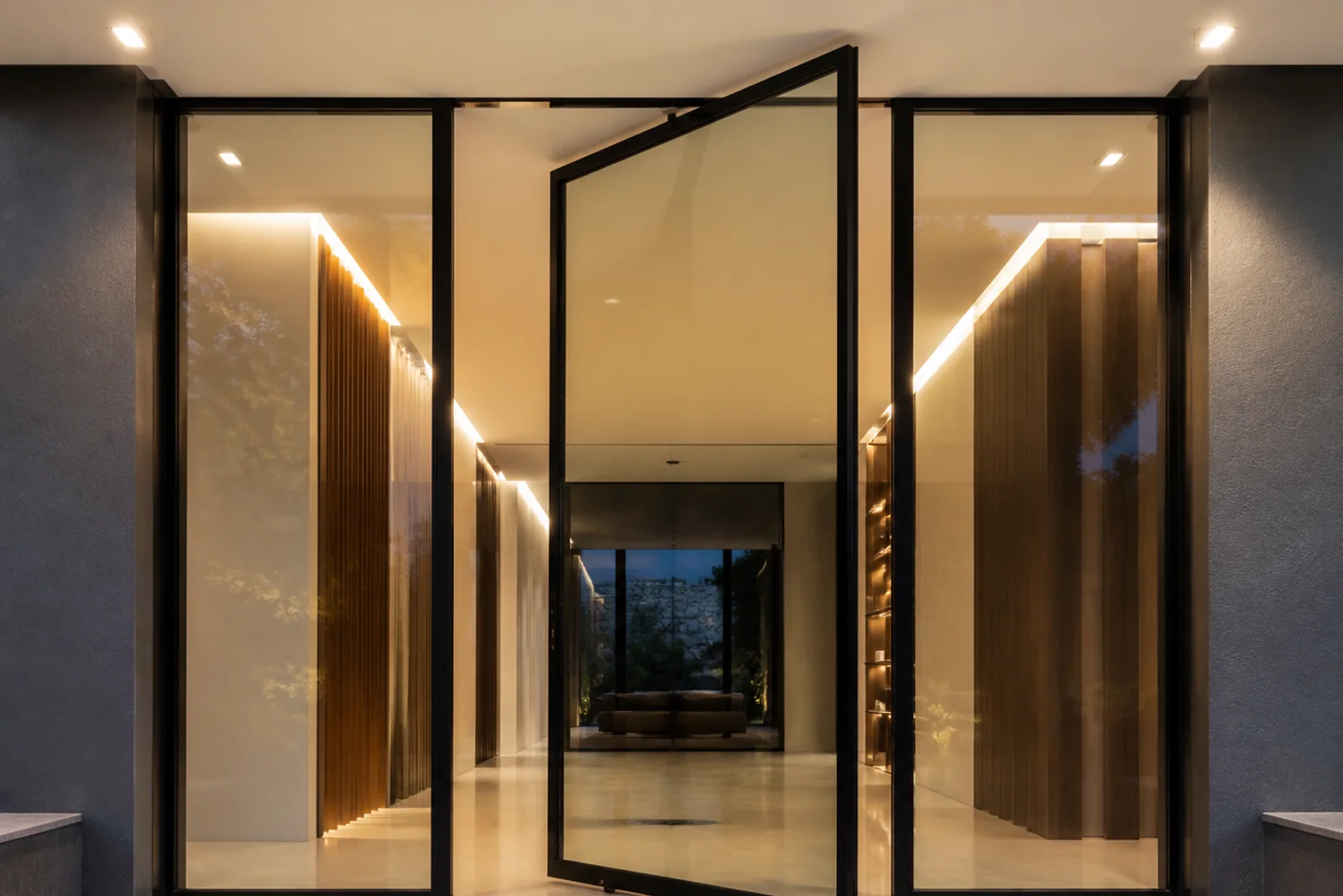 Porta de vidro pivotante na entrada de residencia contemporanea em Brasilia DF